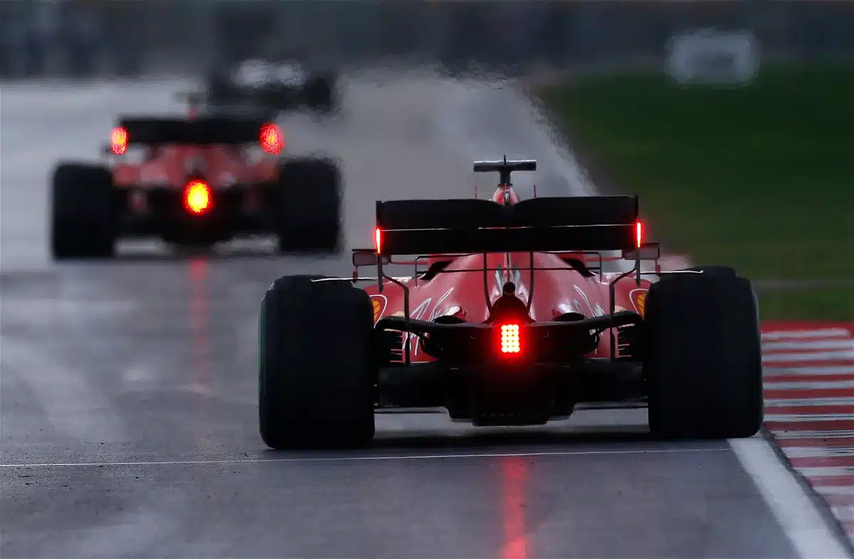 - Wat betekent het rode knipperende lampje op de achterkant van een Formule 1-auto?