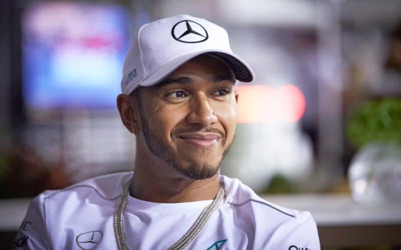 - Lewis Hamilton onthult zijn nieuwe team tijdens de F1 Miami Grand Prix na het vertrek van Angela Cullen